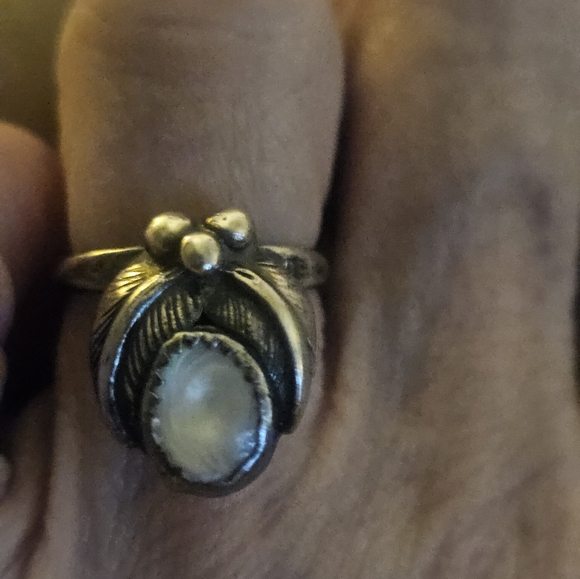 VINTAGE SOUTHWESTERN SQUASH BLOSSOM STERLING & MOP RING. DAINTY GEM OF HISTORY - Picture 3 of 11
